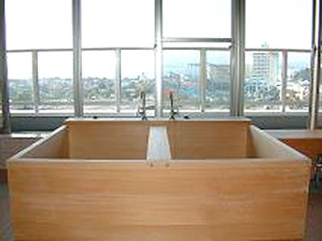 開放感のある浴室 浴室 大きな窓から自然光が差し込む浴室です。ゆったりした入浴時間を過ごせます。