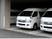 送迎車が並ぶ駐車場  