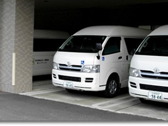 送迎車が並ぶ駐車場  