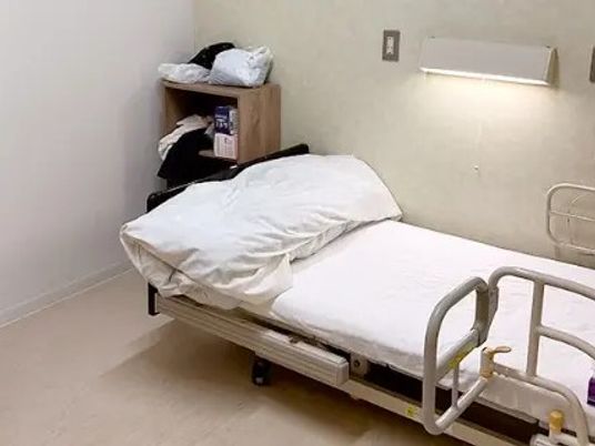 ベッドと棚のある居室  