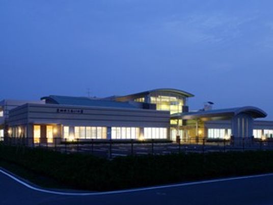 夜の建物外観  