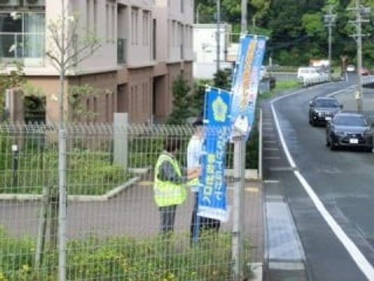 施設外観と道路  