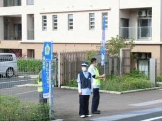 施設前のスタッフ2人  