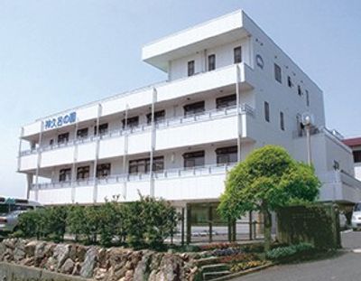 白い建物の外観