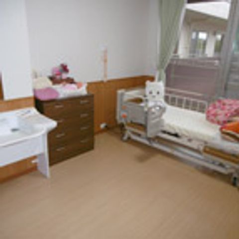 ベッドのある居室 居室 明るい自然光が差し込む居室です。清潔感のあるシンプルな空間で、快適に過ごせます。
