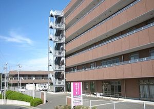広い建物の外観