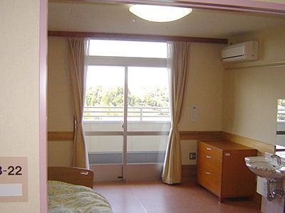 広い窓のある居室