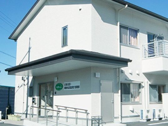 白い建物の外観  