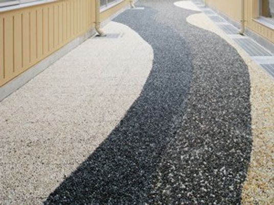 曲線のある通路の庭  