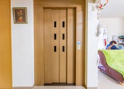 廊下のエレベーター前