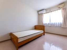 シンプルな個室のベッド