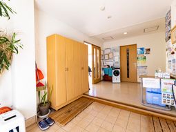 エントランスの明るい空間