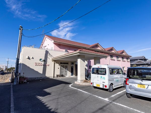 ピンクの建物のエントランス