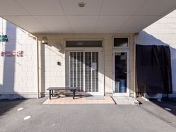 明るいエントランス外観