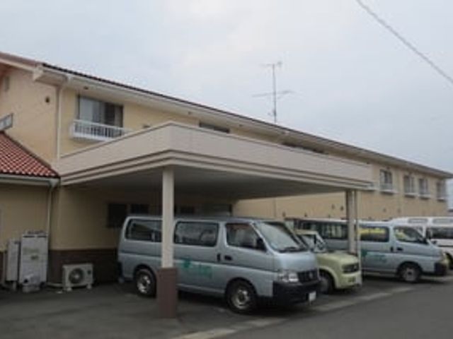 広い駐車場の外観 外観 広々とした駐車スペースを備えており、車でのアクセスがとても便利です。