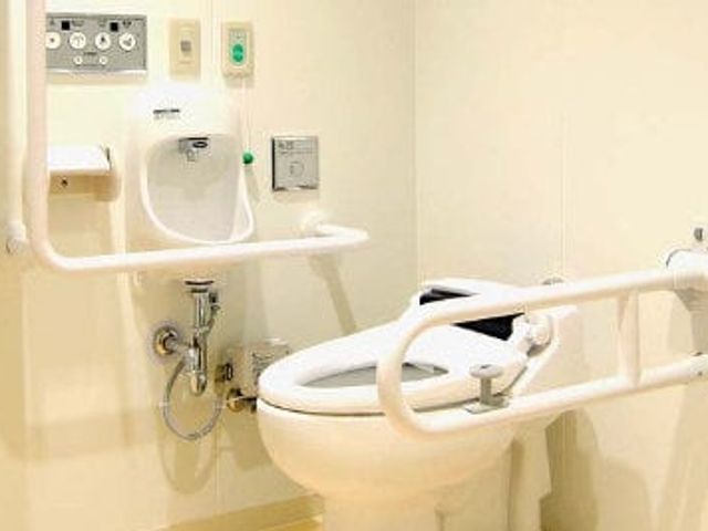 安全な設備のトイレ トイレ 手すりが設置されたバリアフリー仕様で、安全に配慮されたトイレです。