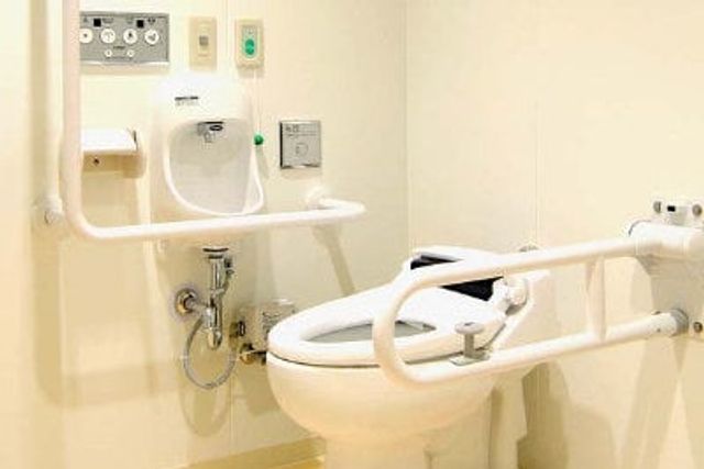 安全な設備のトイレ トイレ 手すりが設置されたバリアフリー仕様で、安全に配慮されたトイレです。
