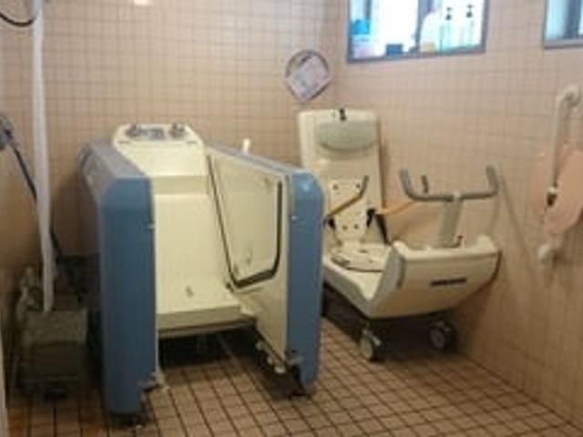 介護用浴室 浴室 使いやすい設備が整った浴室です。介護用の椅子付きで、安全に入浴をサポートします。