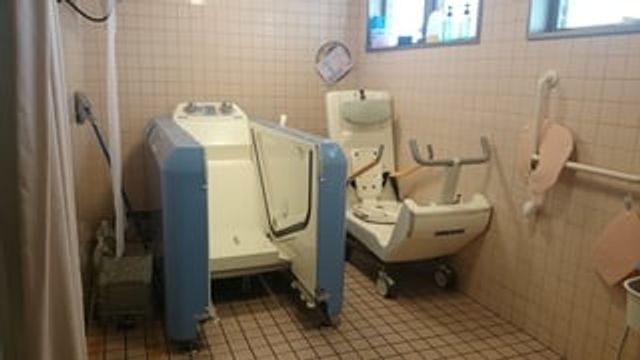 介護用浴室 浴室 使いやすい設備が整った浴室です。介護用の椅子付きで、安全に入浴をサポートします。