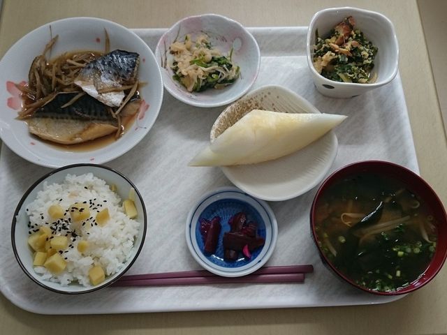 選べる美味しい食事 ダイニングルーム 栄養バランスを考えたメニューが豊富で、ご利用者様に合った食事が楽しめます。