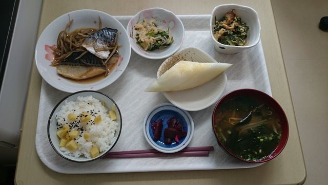 選べる美味しい食事 ダイニングルーム 栄養バランスを考えたメニューが豊富で、ご利用者様に合った食事が楽しめます。
