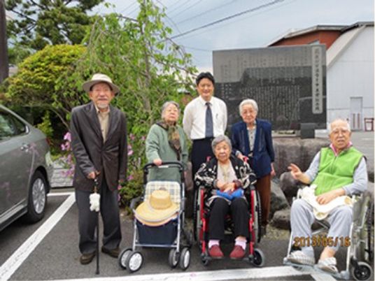 笑顔の利用者とスタッフ