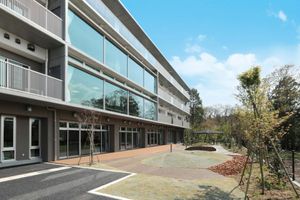 緑に囲まれた建物外観