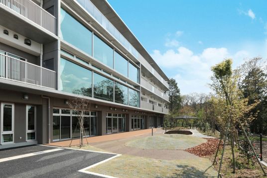 緑に囲まれた建物外観