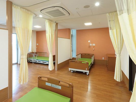 ベッドのある明るい居室