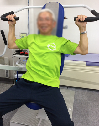 筋力トレーニング中の室内