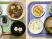 食事トレーが並ぶ食堂