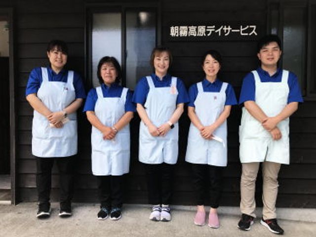 スタッフイメージ スタッフイメージ スタッフが笑顔で並んでおります。親しみやすい雰囲気が特徴です。