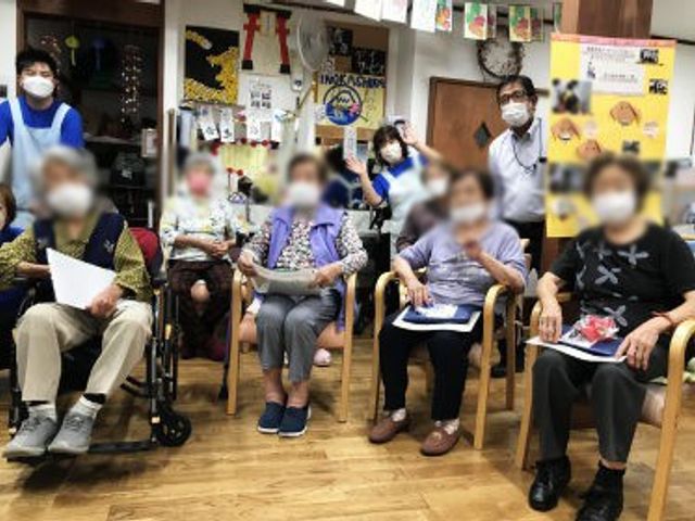 賑やかな室内の様子 内観 自然光の差し込む空間で、入居者の方々が和やかに過ごしています。