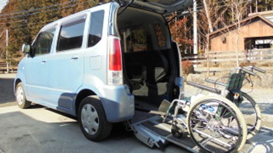 専用送迎車と車椅子