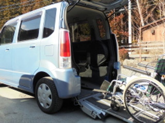 専用送迎車と車椅子 外観 快適な送迎サービスで、移動も安心安全です。車椅子のまま乗降可能な専用車両を用意しています。