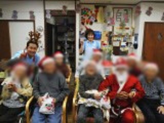 手作りイベントを楽しむ居室 居室 笑顔で手作りイベントを楽しむ様子です。職員と利用者が和やかに交流しています。