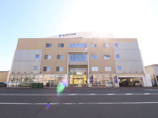 明るい建物のエントランス