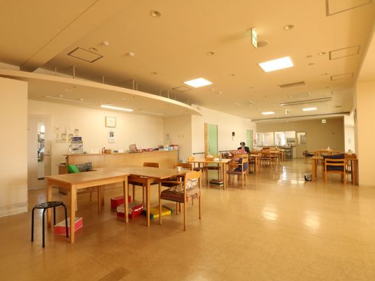 広々とした明るい食堂