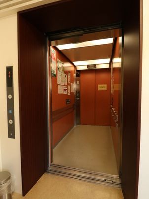 自動ドアのエレベーター入口