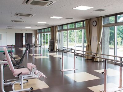 広い窓の機能訓練室