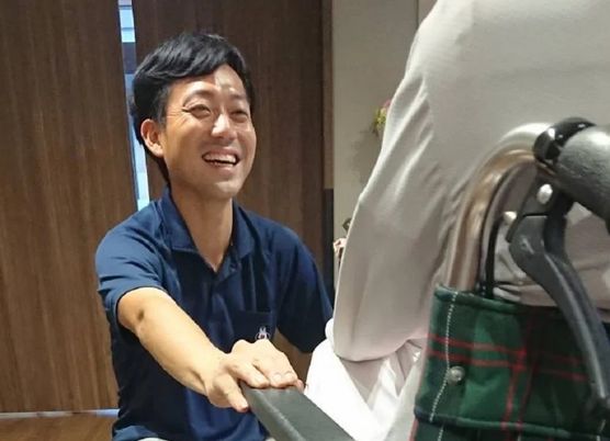 笑顔の会話を楽しむ人々の様子