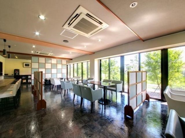 明るいエレガントな食堂 喫茶コーナー 天井が高く開放感のあるダイニングで、静かに食事を楽しむ時間が過ごせます。大きな窓から自然の光が差し込み、居心地の良さを感じられる空間です。