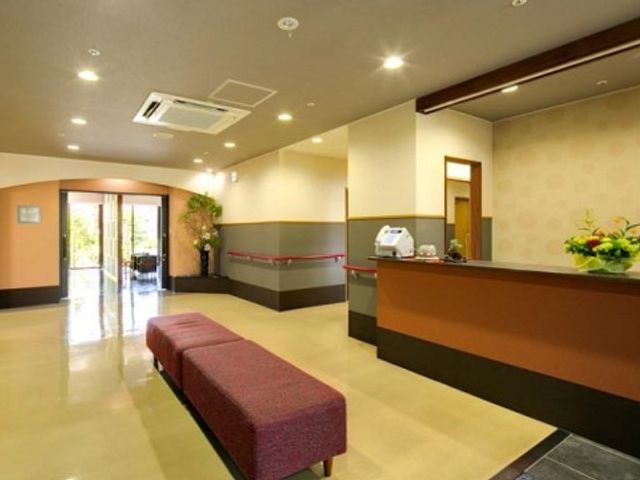明るい受付ロビー エントランス 落ち着いた色合いのエントランスは、広々としており待合には長椅子も備えられています。
