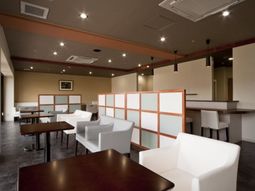 広々とした明るい食堂