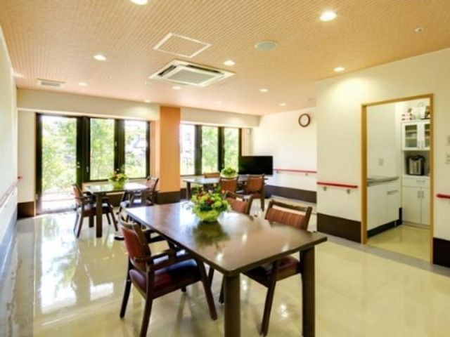 明るい共有ダイニング リビング 天窓から自然光が差し込むダイニングはゆとりのある造りで、居心地の良い食事の時間をお約束します。