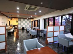 和モダンなダイニング空間