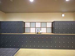 整然と並んだ多数のロッカー