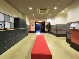 エントランスのベンチと受付
