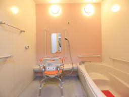 手すり付き浴室の様子