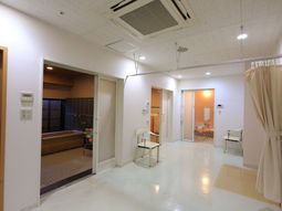 清潔な廊下と個室の入り口